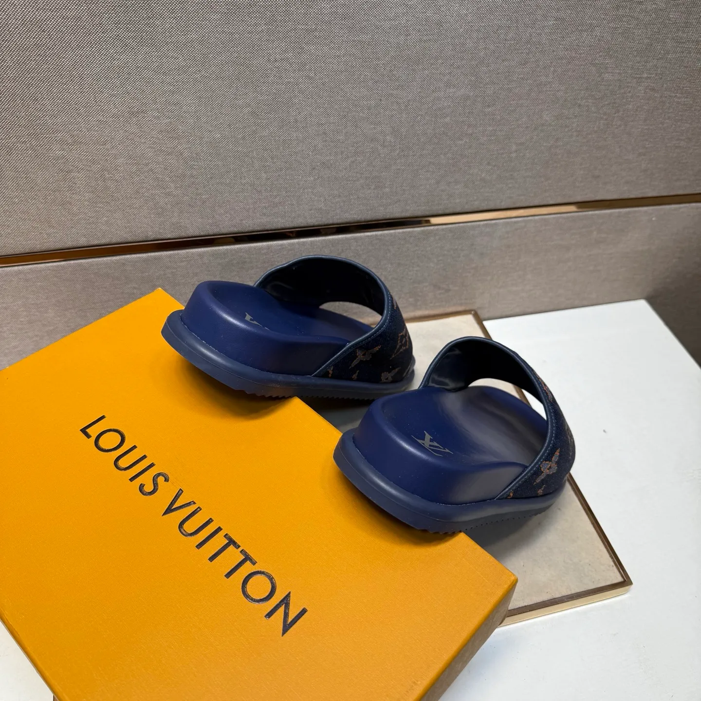 ⬛️Men's shoes 💰p320 [LV～] Men's casual slippers 2025z cabinet sales simultaneously 🔶Size: 38-44 #️⃣ 🔷2 colors🔜The upper is made of multi-material splicing➕Genuine leather lining, comfortable and breathable, sole: original comfortable and wear-resistant outsole, ⚠️Real shot📱Photographed🎬The real thing is better📢📢📢